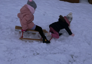 dziewczynki lądują w śniegu